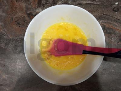 Dešrelės sluoksniuotos tešlos kepiniuose su penkiais ingredientais Žingsnis 4