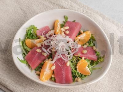 Salotos su mandarinais, tunu ir kedro riešutais Žingsnis 2