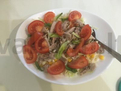 Kalakutienos ir kukurūzų salotos pagrindine nuotrauka