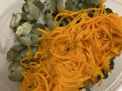 Salotos su vištienos kepenėlėmis ir korėjietiškomis morkomis Žingsnis 6