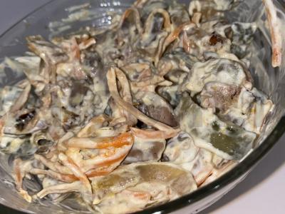 Salotos su vištienos kepenėlėmis ir korėjietiškomis morkomis pagrindine nuotrauka