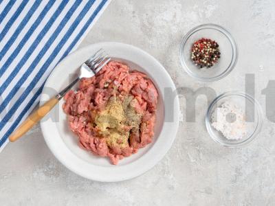 Kalakutienos ir jautienos kotletai Žingsnis 1