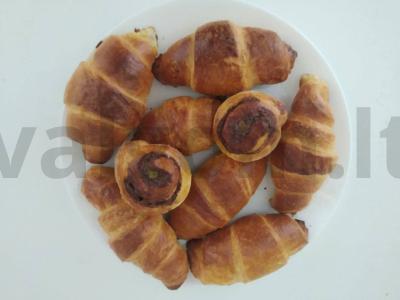 Kruasanai ant pieno miltelių ir kiaušinių miltelių su šokolado įdaru pagrindine nuotrauka