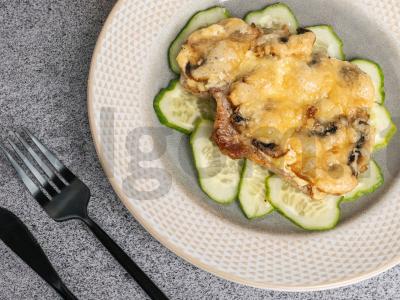 Prancūziškai pagaminta mėsa su majonezu ir grybais pagrindine nuotrauka