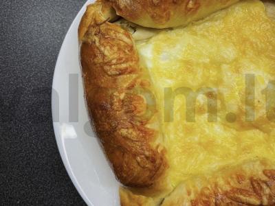 Sūrio paplotėlis su dešros apvadu pagrindine nuotrauka
