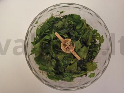 Petražolių ir graikinių riešutų pesto su ančiuvių filė Žingsnis 3