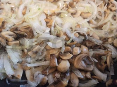 Švelni vištienos krūtinėlė su grybais Žingsnis 4