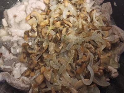 Švelni vištienos krūtinėlė su grybais Žingsnis 5