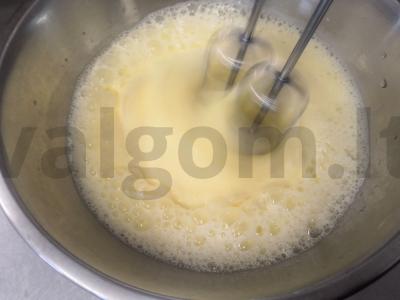 Charlotka su aromatiniu maltu cinamonu Žingsnis 1