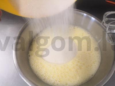 Charlotka su aromatiniu maltu cinamonu Žingsnis 2
