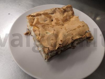 Charlotka su aromatiniu maltu cinamonu pagrindine nuotrauka