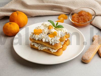 Mandarinų desertas su plakta grietinėle ir abrikosų džemu pagrindine nuotrauka