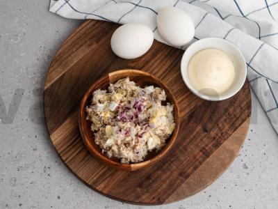 Salotos su bulvėmis ir rūkyta skumbre pagrindine nuotrauka