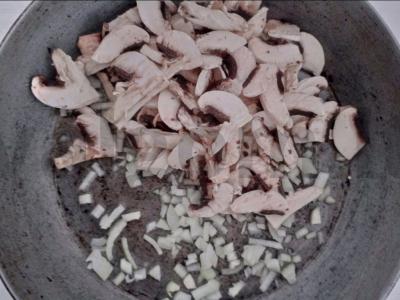 Salotos su rūkyta vištiena, grybais ir marinuotais agurkais Žingsnis 1