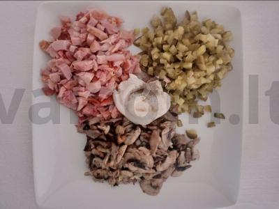 Salotos su rūkyta vištiena, grybais ir marinuotais agurkais Žingsnis 2