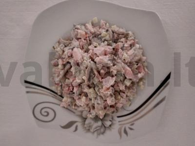 Salotos su rūkyta vištiena, grybais ir marinuotais agurkais pagrindine nuotrauka