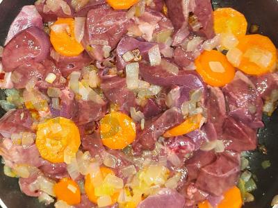 Kefyre troškintos kiaulienos kepenys Žingsnis 2