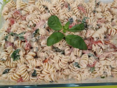 Fusilli su pomidorais, fettax ir bazilikais pagrindine nuotrauka