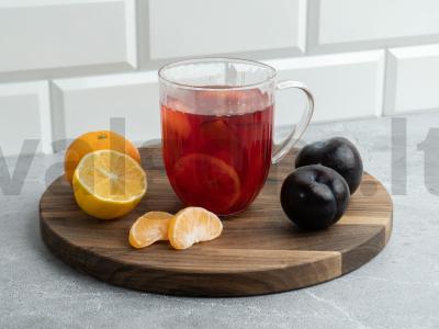 Gėrimas su mandarinais, slyvomis ir citrina pagrindine nuotrauka