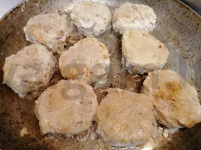 Žuvies kotletai, troškinti su daržovėmis Žingsnis 4