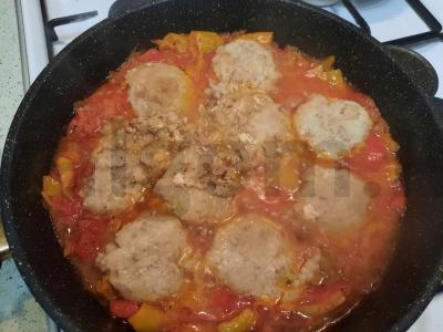 Žuvies kotletai, troškinti su daržovėmis Žingsnis 6