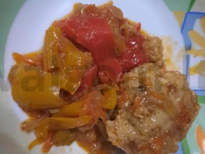 Žuvies kotletai, troškinti su daržovėmis pagrindine nuotrauka