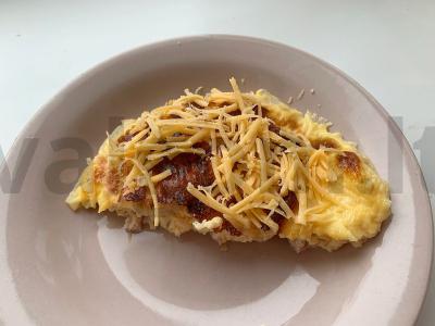 Švelnus omletas su kumpiu ir sūriu pagrindine nuotrauka