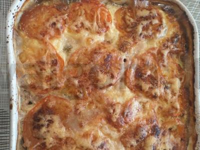 Vištiena sūrio ir grietinės padaže su žolelėmis pagrindine nuotrauka