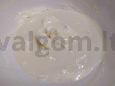 Iš vaflinių pyragaičių pagamintas pyragas be kepimo Žingsnis 1