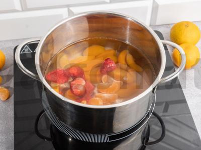Šaldytų braškių, mandarinų ir konservuotų abrikosų kompotas Žingsnis 2