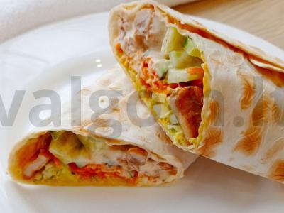 Sultinga šavarma su česnakų ir grietinės padažu per 15 minučių pagrindine nuotrauka