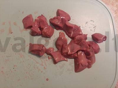 Lengvos ir sočios salotos su kepenimis Žingsnis 1