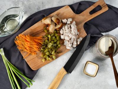 Salotos su vištiena ir pievagrybiais Žingsnis 1