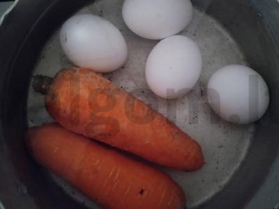 Daržovių salotos su žaliaisiais žirneliais ir morkomis Žingsnis 1