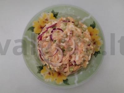 Daržovių salotos su žaliaisiais žirneliais ir morkomis pagrindine nuotrauka