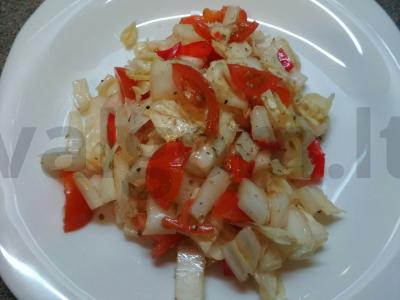 Šviežių daržovių salotos "Lengvumas" su citrinos sultimis pagrindine nuotrauka