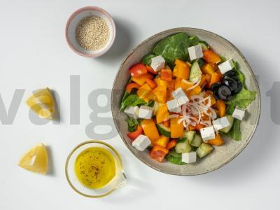 Graikiškos salotos su alyvuogių aliejumi ir špinatais Žingsnis 2