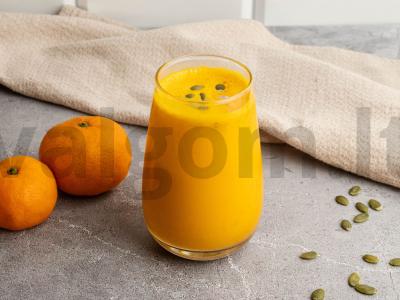 Mandarinų ir morkų kokteilis pagrindine nuotrauka