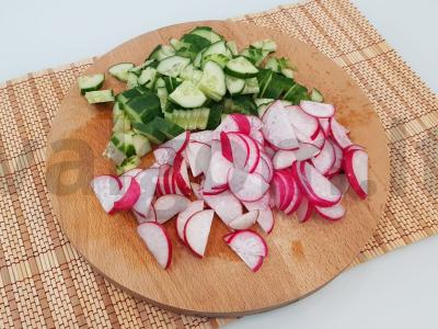 Agurkų, ridikėlių ir kiaušinių salotos Žingsnis 2