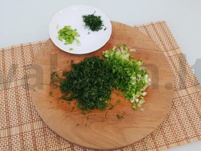 Agurkų, ridikėlių ir kiaušinių salotos Žingsnis 3