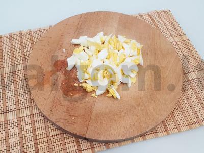 Agurkų, ridikėlių ir kiaušinių salotos Žingsnis 4