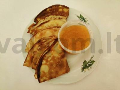 Minkšti blyneliai ant kefyro su obuolių padažu pagrindine nuotrauka