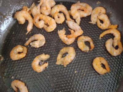 Bulvės su krevetėmis, grietine, sūriu ir čiobreliais Žingsnis 2