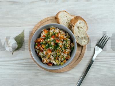 Troškinys su ryžiais ir žaliaisiais žirneliais pagrindine nuotrauka