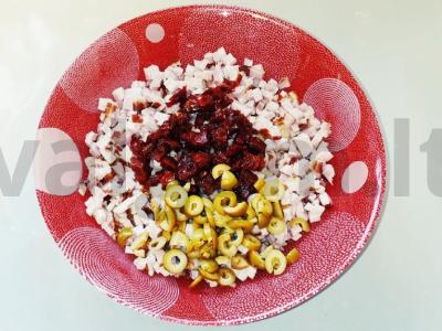 Sotūs kefyro keksiukai su sūriu, šonine ir saulėje džiovintais pomidorais Žingsnis 1