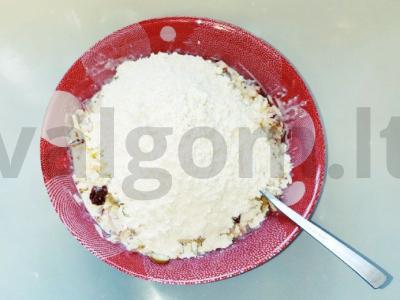 Sotūs kefyro keksiukai su sūriu, šonine ir saulėje džiovintais pomidorais Žingsnis 2