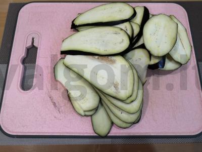 Baklažanų, pomidorų ir kalakutienos apkepas su sūriu Žingsnis 1