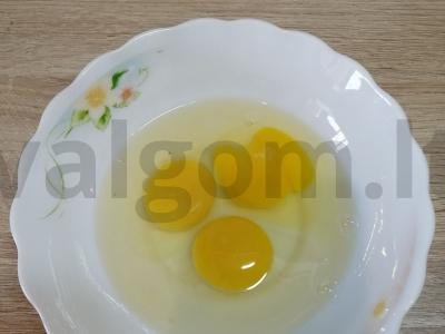 Omletas su pienu keptuvėje Žingsnis 1