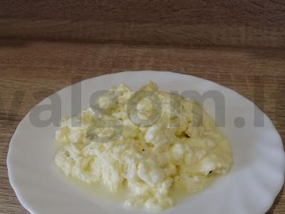 Omletas su pienu keptuvėje pagrindine nuotrauka