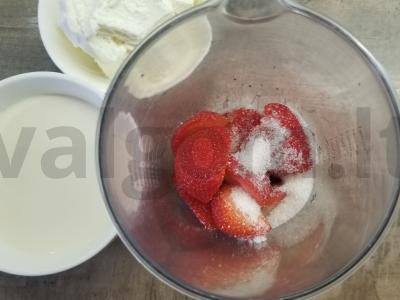 Aromatizuotas pieno kokteilis su braškėmis Žingsnis 1
